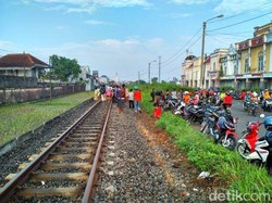 Seorang Perempuan Bunuh Diri Tabrakkan Tubuh ke Kereta Api