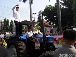Ke Debat Publik, Cabup Karanganyar Naik Mobil Golf dan Traktor