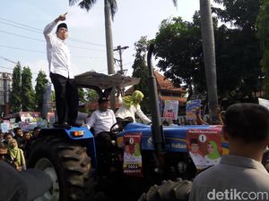 Ke Debat Publik, Cabup Karanganyar Naik Mobil Golf dan Traktor Ke Debat Publik, Cabup Karanganyar Naik Mobil Golf dan Traktor
