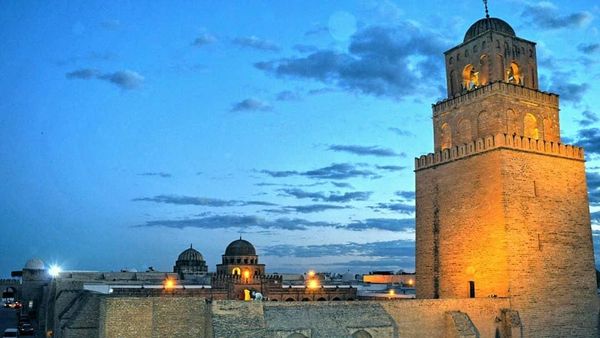 Potret Masjid Portal Waktu di Tunisia