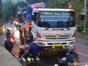 Begini Proses Ganti Ban Setinggi Orang Dewasa untuk Dump Truck
