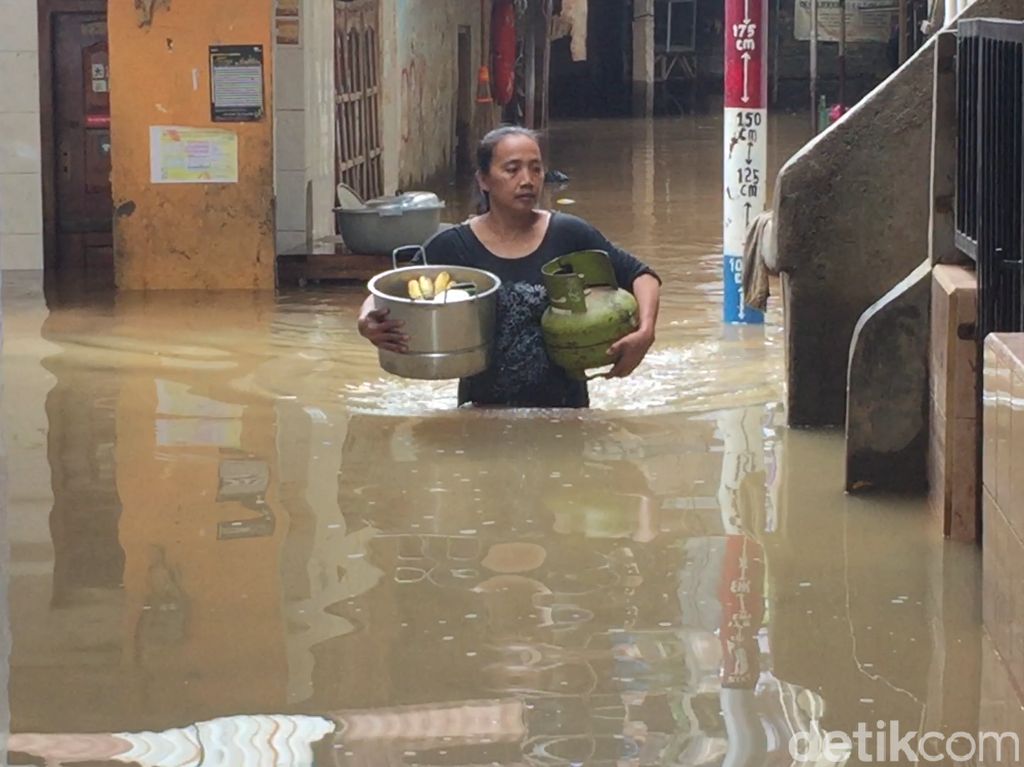 Kali Ciliwung Meluap, Kampung Melayu Direndam Banjir 1 Meter Kali Ciliwung Meluap, Kampung Melayu Direndam Banjir 1 Meter