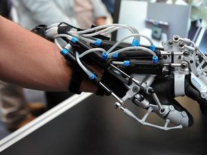 Teknik Robotik Eksoskeleton Bantu Penderita Lumpuh Berjalan Lagi