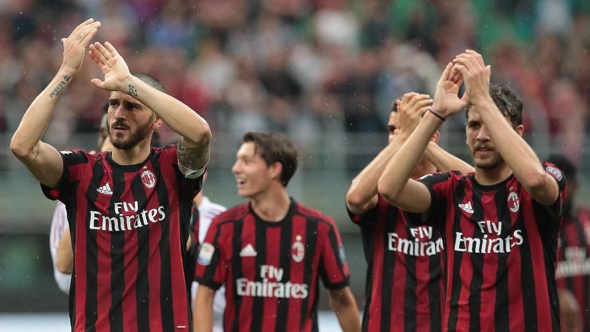 AC Milan batal tampil di kompetisi Eropa musim depan. Rossoneri dihukum UEFA karena melanggar Financial Fair Play (Emilio Andreoli/Getty Images)