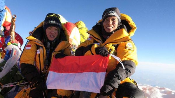 Foto: 2 Wanita Indonesia di 7 Puncak Dunia