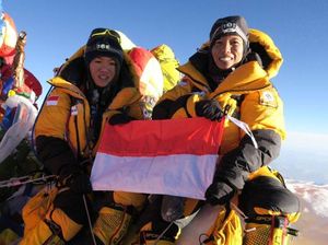 Foto: 2 Wanita Indonesia di 7 Puncak Dunia