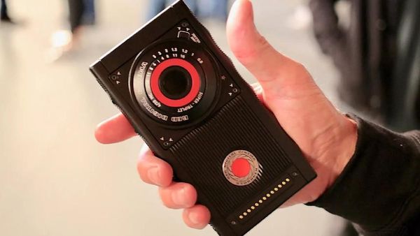 Penampakan Smartphone Hologram Pertama di Dunia