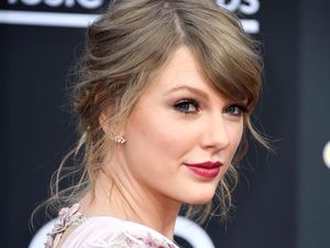 Berduet dengan Bryan Adams, Taylor Swift Bawakan Lagu Kesukaan