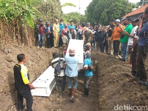 4 Jenazah Terduga Teroris Dimakamkan Dalam 2 Liang Lahat