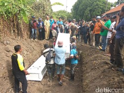 4 Jenazah Terduga Teroris Dimakamkan Dalam 2 Liang Lahat
