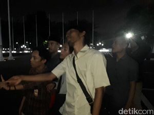 Pamdal Hadang Pendemo Nyelonong Masuk Gedung DPR