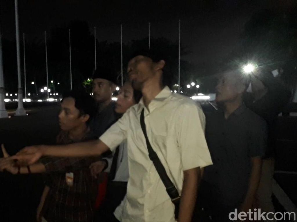 Pamdal Hadang Pendemo Nyelonong Masuk Gedung DPR Pamdal Hadang Pendemo Nyelonong Masuk Gedung DPR
