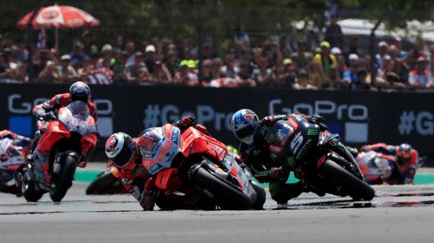 Jorge Lorenzo sulit mempertahankan posisi di depan pada MotoGP Prancis.