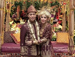 Seperti Rasyid Rajasa, Ini Kisah Cinta Pria Setia Temani Istri Sakit Kronis