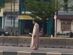 Tetangga Ungkap Penyebab Pria Lakukan Gerakan Salat di Tengah Jalan