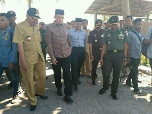 Temui Warga di Lokasi Ahmadiyah Diserang, TGB Minta 8 Rumah Diperbaiki