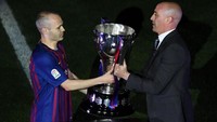 Iniesta selaku kapten Barca menerima trofi La Liga dari Presiden Federasi Sepakbola Spanyol, Luis Rubiales. Foto: David Ramos/Getty Images