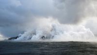 Saat Panasnya Lava Gunung Kilauea Bertemu Dinginnya Laut Pasifik