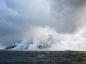 Saat Panasnya Lava Gunung Kilauea Bertemu Dinginnya Laut Pasifik