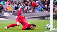 Di posisi kedua ada kiper dari tim juara La Liga Barcelona, Marc-Andre Ter Stegen, yang punya 19 clean sheet dari 37 penampilan. (Alex Caparros/Getty Images)