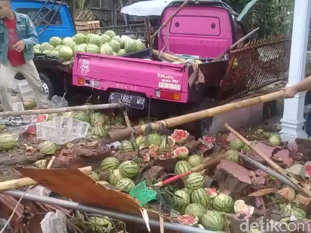 Rumah Rusak Ditabrak Truk di Brebes, Pemilik Tuntut Ganti Rugi Rumah Rusak Ditabrak Truk di Brebes, Pemilik Tuntut Ganti Rugi