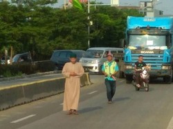 Video Pria Bergamis Salat di Tengah Jalan Kelapa Gading