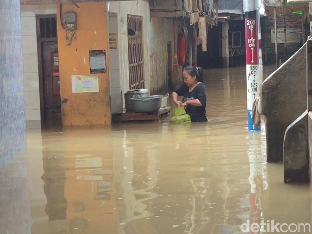 Kampung Melayu Masih Banjir, Tinggi Air 50 Cm Kampung Melayu Masih Banjir, Tinggi Air 50 Cm