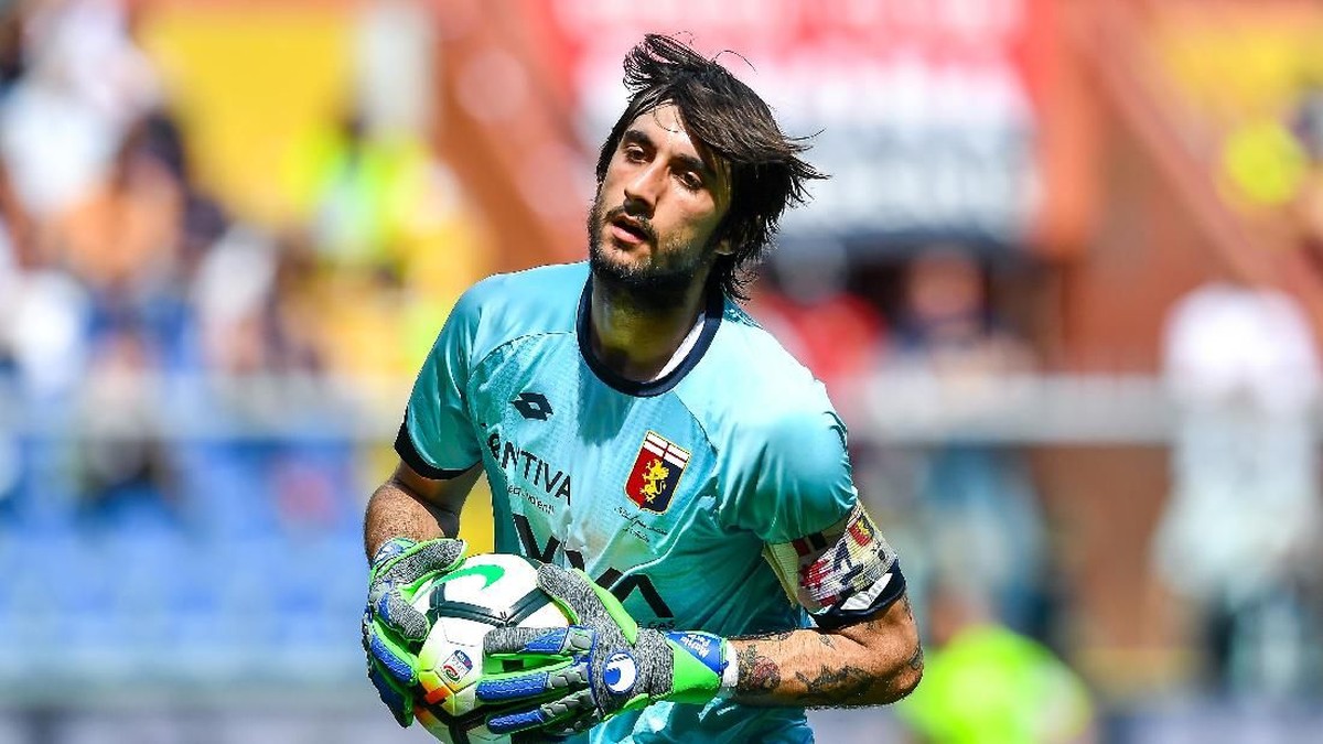 Mattia Perin santer dikabarkan jadi incaran Juventus (Foto: Paolo Rattini/Getty Images)