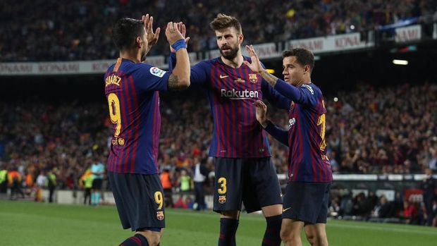 Philippe Coutinho berselebrasi setelah mencetak gol ke gawang Sociedad.