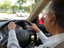 Umur Hampir Seabad, Mahathir Mohamad Masih Kuat Nyetir Mobil