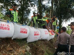 Penampakan Bantal di Jalur Alternatif Mudik Menuju Garut