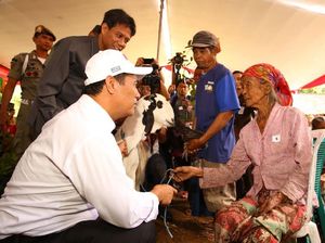 Saat Mentan Beri Bantuan Kambing ke Seorang Nenek di Bondowoso