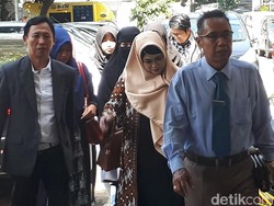 Didampingi Ghania, Dian Kembali Hadiri Sidang Cerai