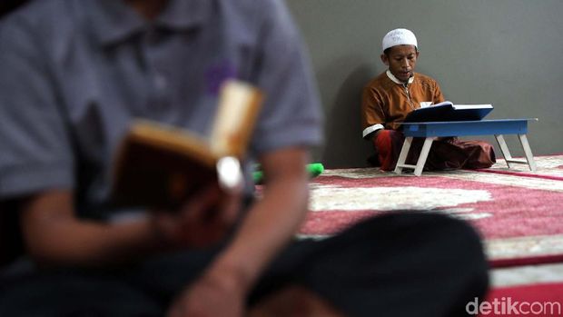 Sehari di Masjid An NahlSejumlah umat muslim memadati masjid An Nahl yang terletak di BSD, Tanggerang, Banten, Kemarin. Masjid ini melaksanakan ibadah itikaf selama 30 hari selama bulan ramadan dengan cuma-cuma. Grandyos Zafna/detikcomBreaking news :Bagi anda yang mau i'tikaf selama 30 Hari di bulan Ramadhan silahkan bisa langsung merapat ke Masjid Annahl The Icon BSD City. Semua tersedia secara Gratis dan Terbuka untuk Umum.Keunggulan Masjid Annahl :- Free 100%- Gratis takjil saat berbuka puasa (kurma, snack, dll)- Gratis makan malam dan sahur- Gratis Teh Pucuk - Gratis milo, capucino, kopi hitam tinggal tekan tombol otomatis keluar sendiri- Gratis Laundry selama i'tikaf- Bimbingan belajar Alquran 24 Jam Setiap Hari selama Ramadhan (Klinik Quran)- Setoran Hafalan atau Murojaah ke Hafizh 30 Juz- Dauroh Alquran Sabtu dan Minggu (Aqua)- Kajian Tafsir Ayat-ayat malam Ramdhan setiap Sabtu-minggu (bada ashar)- Sholat Tahajjud 1 Juz/malam- Tempat AC, bersih dan nyaman- Free Wifi 24 Jam- Sholat Tarawih & Tahajjud bersama Imam-imam Juara Internasional dan Hafizh muda dengan suara merdu (Ust. Faisol Ilahi, Ust. Taqy Malik, Ust. Ibrohim Elhaq, KH. Agus Said dan H. Ayatullah).Segara daftar di www.annahlbsdcity.com atau bisa langsung ke lokasi. Masjid An Nahl The Icon BSD City.Bagi yang berinfak bisa langsung ke kotak infak yang tersedia atau transfer melalui rekening yang di website Annahl.The Icon Bsd City, Ruko Horizon Broadway M5 No. 3, Jl. Horizon Broadway, Sampora, Cisauk, Sampora, Cisauk, Tangerang, Banten 15345085694960750