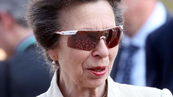 Gaya Keren Putri Ratu Elizabeth, Padukan Kacamata Sporty dengan Baju Elegan