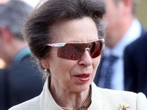 Gaya Keren Putri Ratu Elizabeth, Padukan Kacamata Sporty dengan Baju Elegan