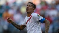 Pemain Peru, Paolo Guerrero, selamat dari sanksi. Dia bisa menjadi kapten Peru di Rusia. (Foto: Otto Greule Jr/Getty Images) Pemain Peru, Paolo Guerrero, selamat dari sanksi. Dia bisa menjadi kapten Peru di Rusia. (Foto: Otto Greule Jr/Getty Images)