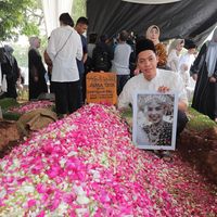 Ketegaran Putra Hatta Rajasa Makamkan Istri Tepat di Hari Ulang Tahunnya