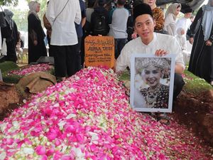 Ketegaran Putra Hatta Rajasa Makamkan Istri Tepat di Hari Ulang Tahunnya Ketegaran Putra Hatta Rajasa Makamkan Istri Tepat di Hari Ulang Tahunnya