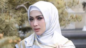 Gaya Syahrini Jualan Kerudung yang Harganya Lebih Mahal dari Daging