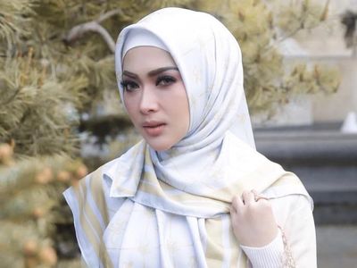 Gaya Syahrini Jualan Kerudung yang Harganya Lebih Mahal dari Daging