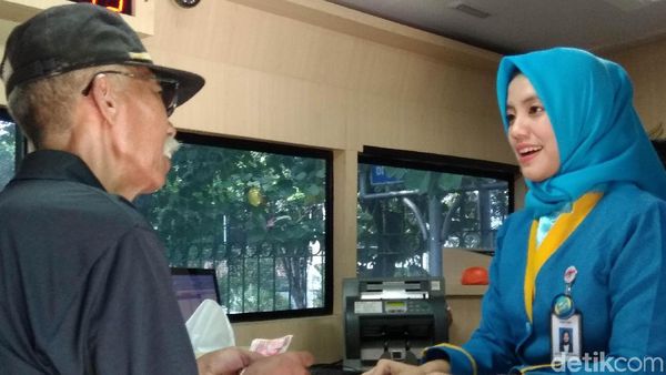 Tukar Uang Siang-siang Bikin Adem, Lihat Teller Bank Cantik