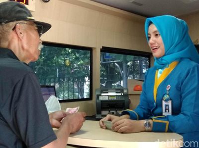 Tukar Uang Siang-siang Bikin Adem, Lihat Teller Bank Cantik