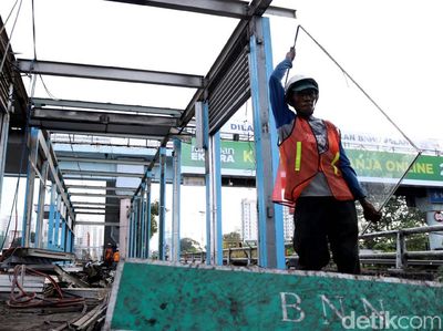 Halte Bus TransJakarta BNN Dibongkar