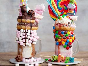 Ini Crazy Shake, Milkshake dengan Tumpukan Donat, Permen, hingga Kembang Api