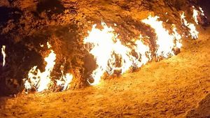 Foto: Gunung Berapi di Azerbaijan yang Tak Pernah Padam