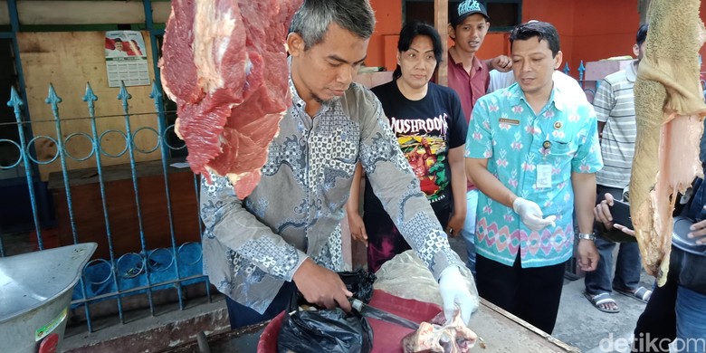 Begini Cara Pemkot Kediri Pastikan Daging Sapi Bebas Cacing Pita