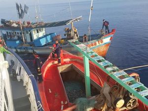 Operasi Bakamla Tangkap Dua Kapal Vietnam