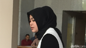 Foto: Hitam-Putih Istri Zumi Zola di KPK
