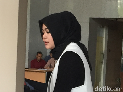 Foto: Hitam-Putih Istri Zumi Zola di KPK